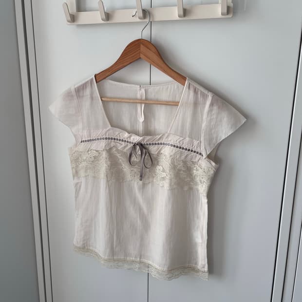 C.aujard 레이스 리본 캡소매 블라우스