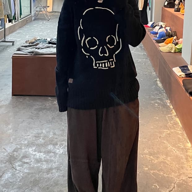 데우스 엑스마키나 스컬 로고 니트 H936