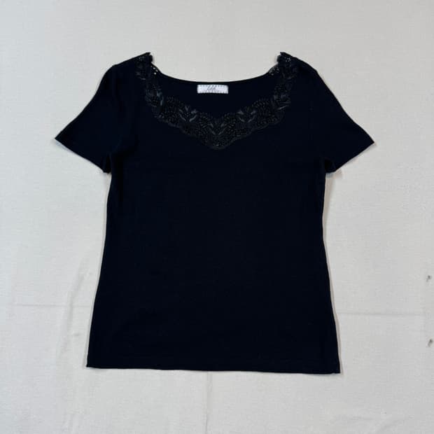 L) Zelal Motomachi 레이스 디테일 코튼 리넨 반팔 티셔츠