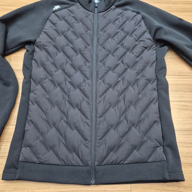 블랙 색상의 데상트 남성 경량 패딩입니다. 스타일 번호는 SO423TKT