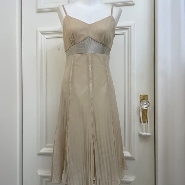 beige bust shirring lace pleats fairy