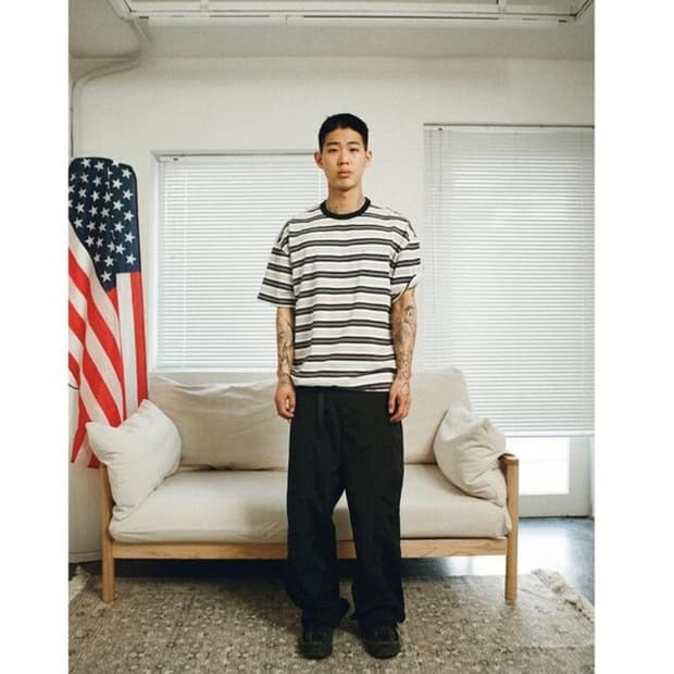 프리즘웍스 호수 멀티 스트라이프 반팔 블랙