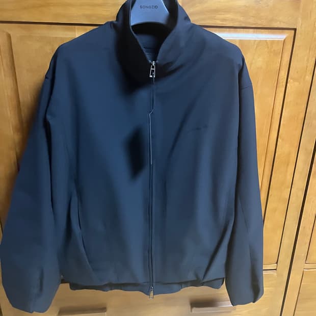 송지오옴므 다트하이넥 볼륨다운 점퍼 46사이즈 새상품 판매합니다.