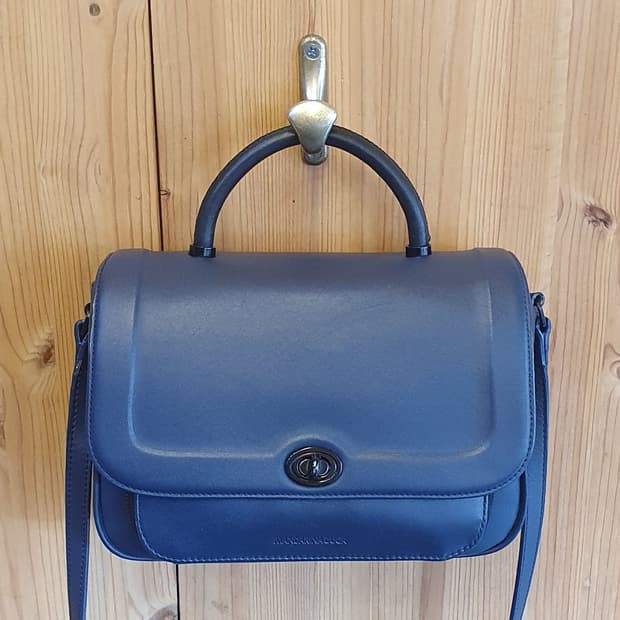 만다리나덕 레더 크로스백