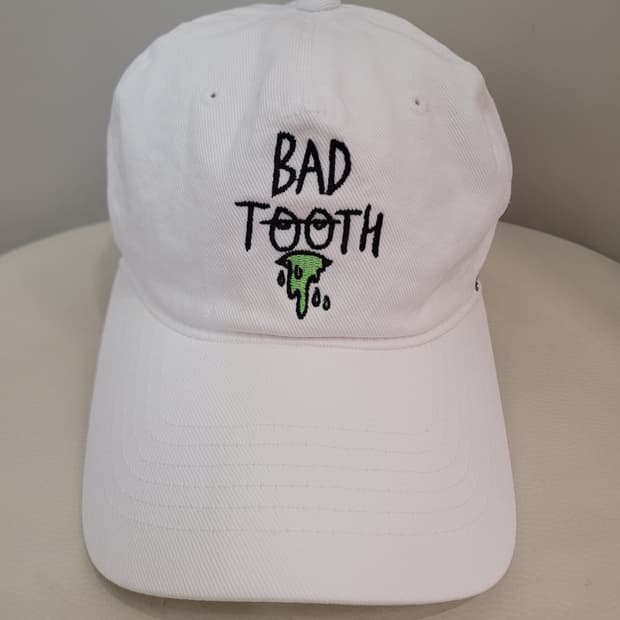 배드투스 BAD TOOTH 흰색 볼캡 모자