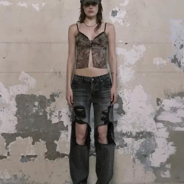 DISTRESSED DEEP GRAY JEANS