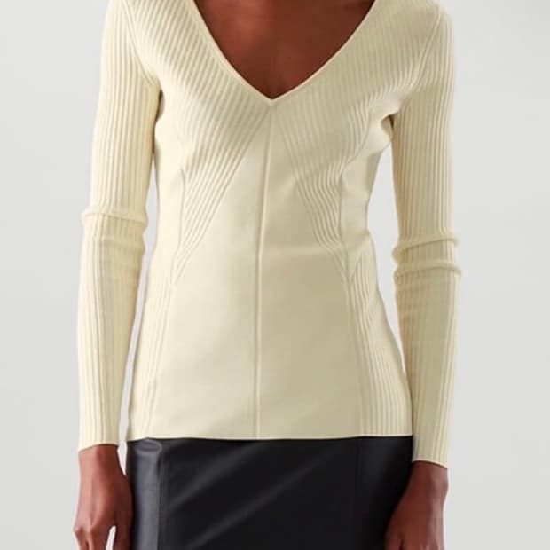 COS 브이넥 니트