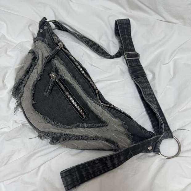 비슬로우 커브드 라인 바디백