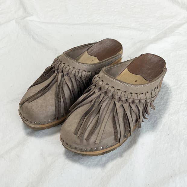 [36/235] 니들스 트로엔토프 스웨이드 프린지 클로그