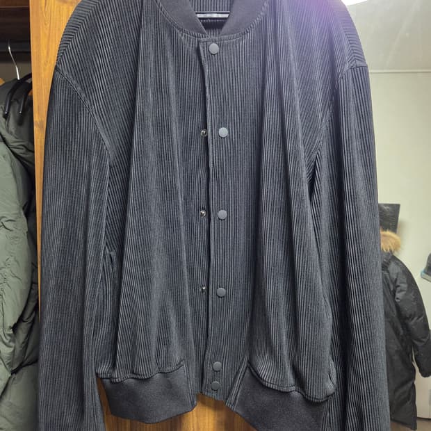 자라 플리츠 봄버 자켓 판매합니다.