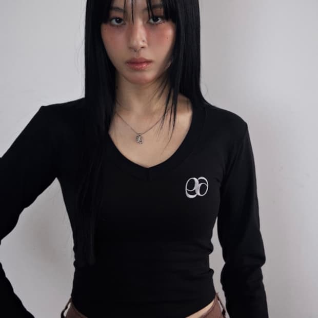 애즈온 slinn v neck tee black