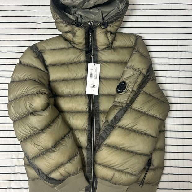C.P. 컴퍼니 D.D. 쉘 다운 자켓 펀가이 그레이 - 25FW