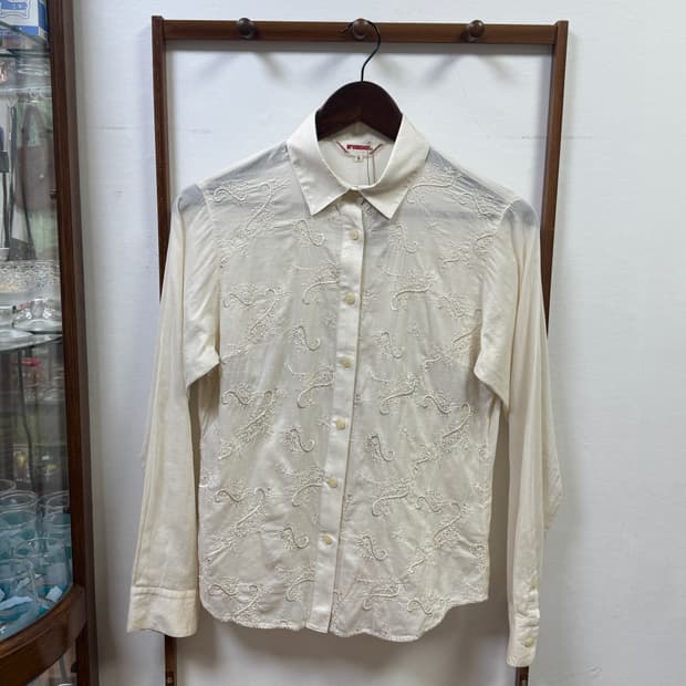 올오버 자수 베이지 셔츠
