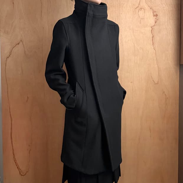 Schlüssel 사선 집업 하이넥 코트