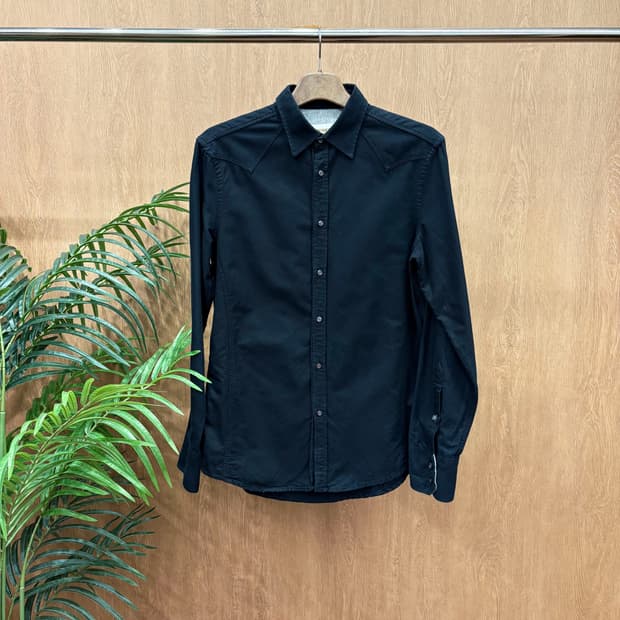 디젤 코튼 긴팔 셔츠 클래식 카라 요크 절개 미니 로고 자수 디테일 블랙