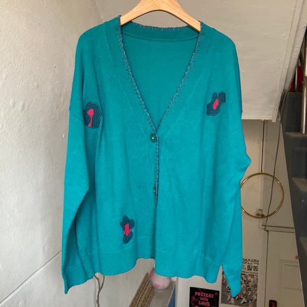 에메랄드 자수 패치 가디건