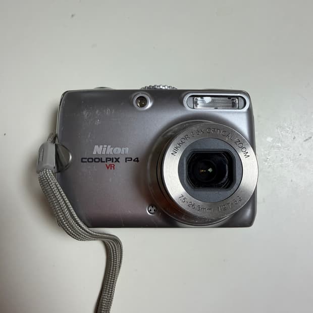 니콘 쿨픽스 P4 디지털 카메라
