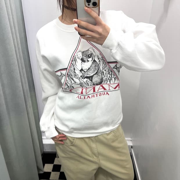 Future designs 화이트 코알라 스윗셔츠