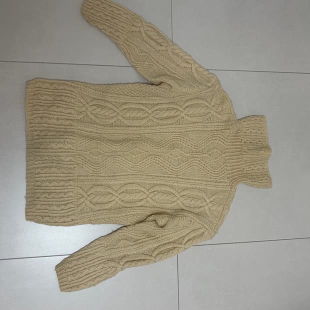 크림 터틀넥 스웨터