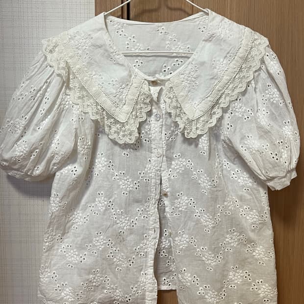 러블리 모리 펀칭 블라우스