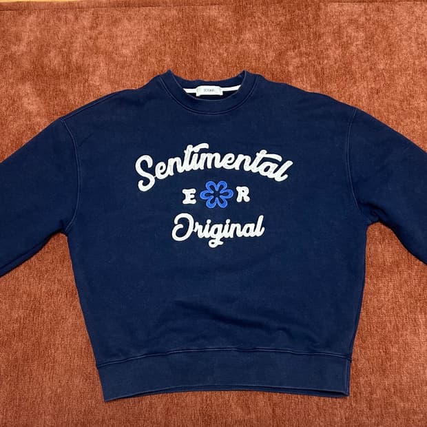 ecorr 네이비 클로버 자수 스웨트셔츠 맨투맨