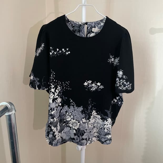 모노톤 플라워 반팔블라우스