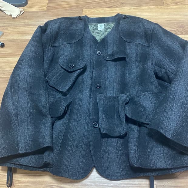 South2 West8의 독특한 디자인이 돋보이는 모직 자켓 