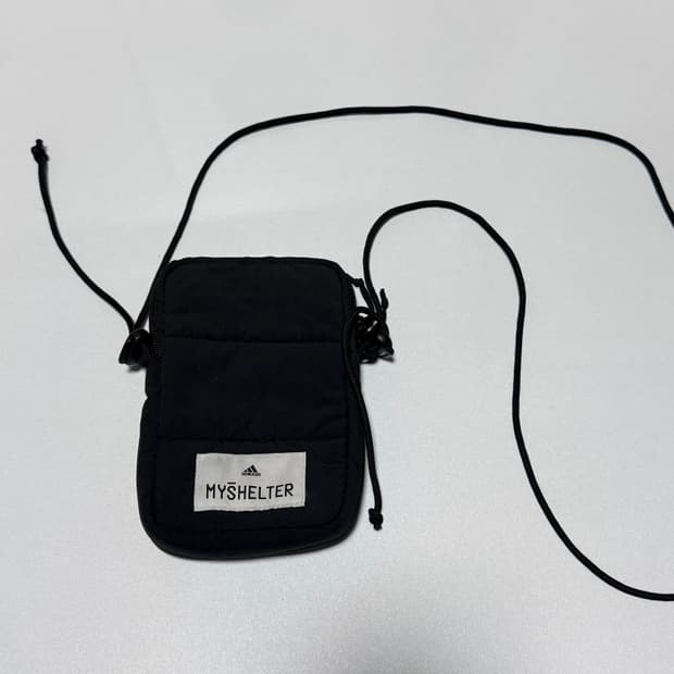 아디다스 미니 패딩 크로스백 가방