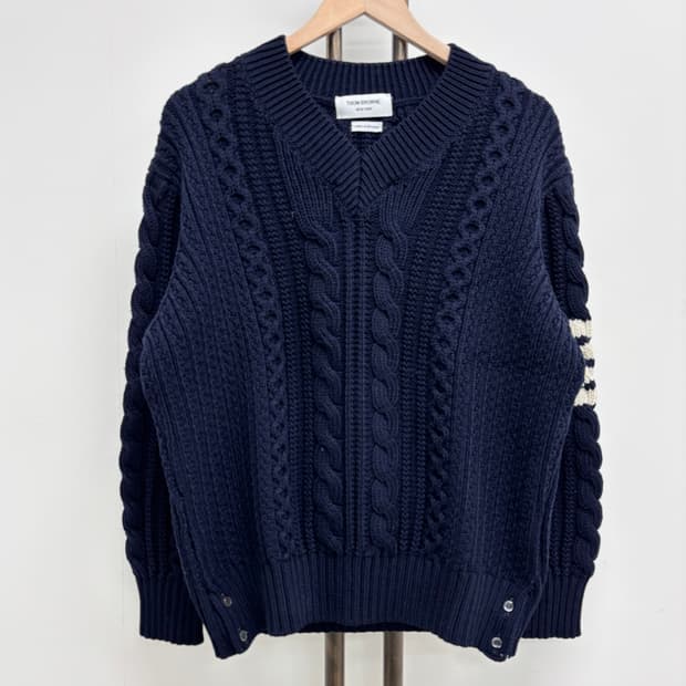 [3]톰브라운 사선완장 브이넥 니트