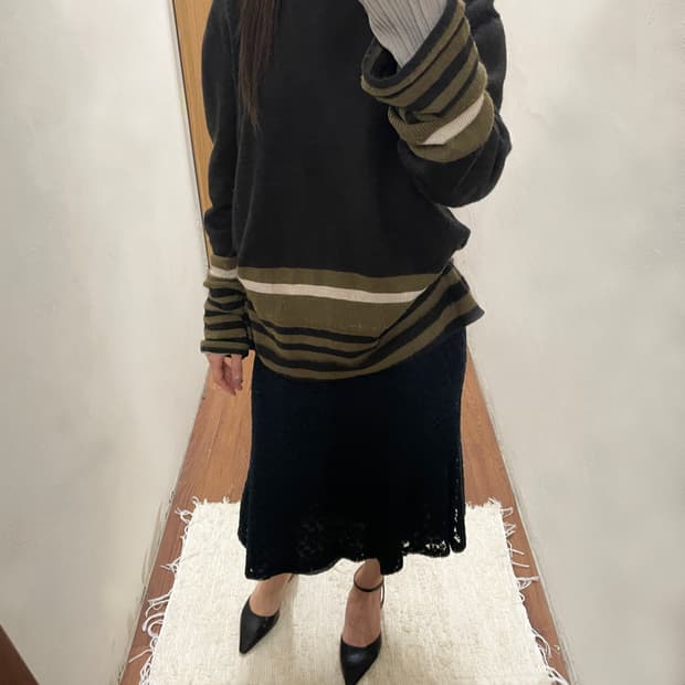 모스키노 칩앤시크 미디 스커트 플라워 시스루 레이스 디테일 플레어핏 블랙