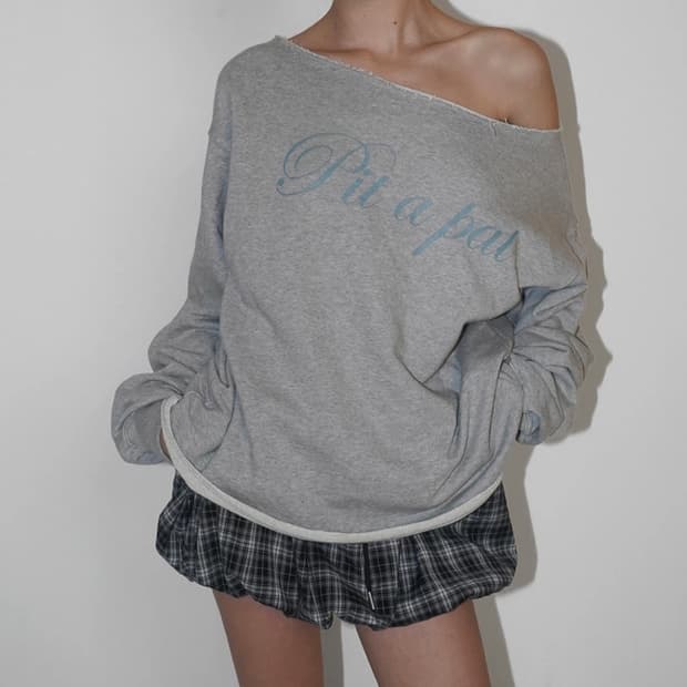 블랙업 기피니 보트넥 프린팅 긴팔티 오프숄더 맨투맨