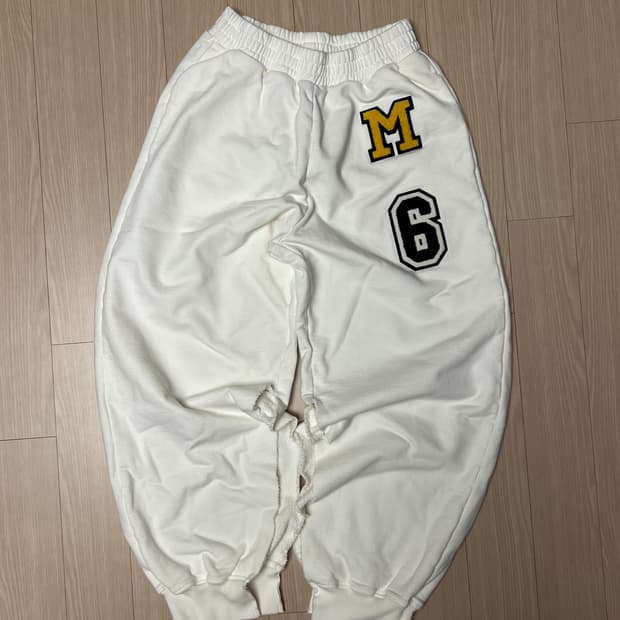 MM6 화이트 절개 조거팬츠