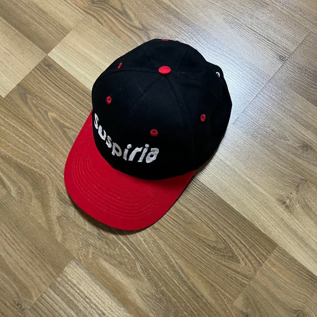 니콜라스 달리 서스피리아 캡