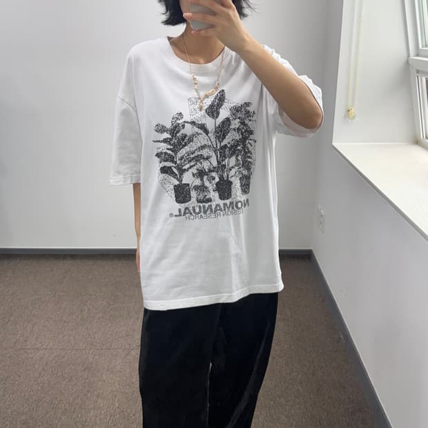 Nomanual 노메뉴얼 그래픽 화이트 반팔