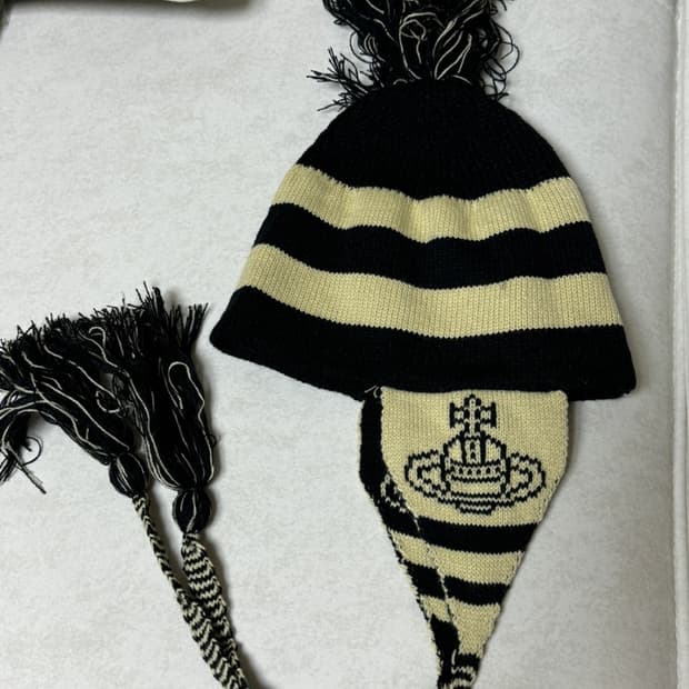 비비안웨스트우드 이어플랩 비니