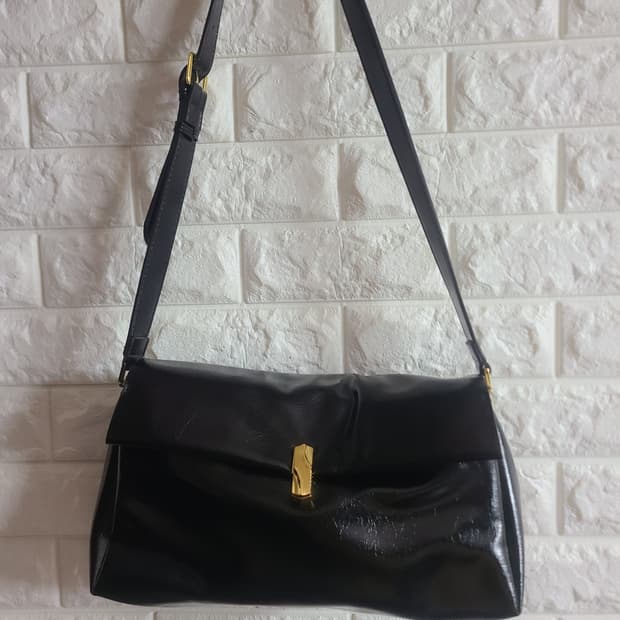 카레스 앤 헤카 블랙 숄더백