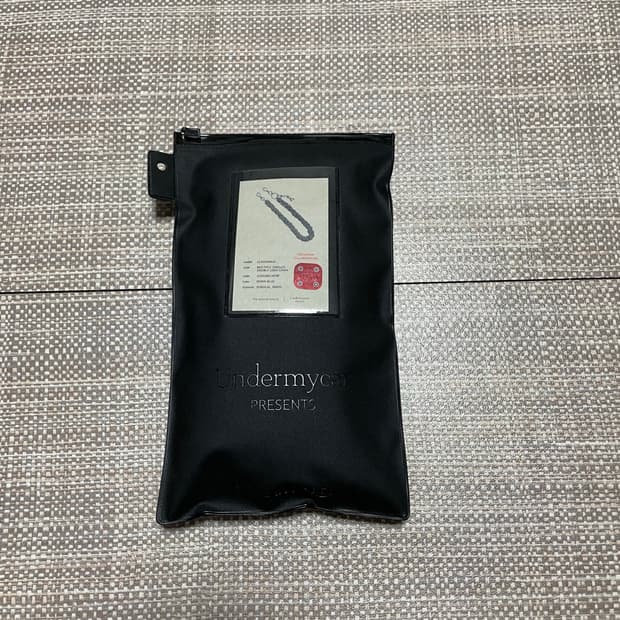언더마이카 리키에너스 멀티플 탱글스 더블 로고 체인 다운 블루