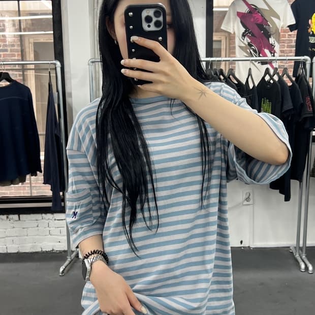 니들스 스트라이프 티셔츠