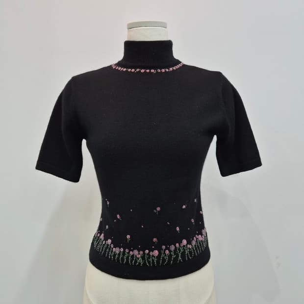 일본 수공 꽃비즈 자수 블랙 하이넥 반팔 니트 