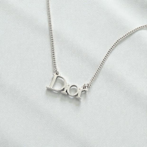 디올 로고 목걸이