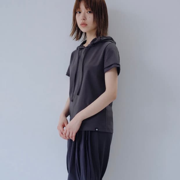 오헤시오 후드 레이어드 슬리브 티셔츠 차콜