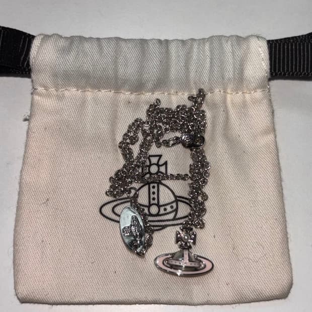 비비안 웨스트우드 시모네타 바스 릴리프 펜던트 실버 라이트 핑크