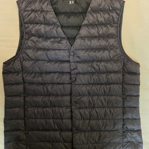 유니클로 경량 패딩 조끼 차콜 XL