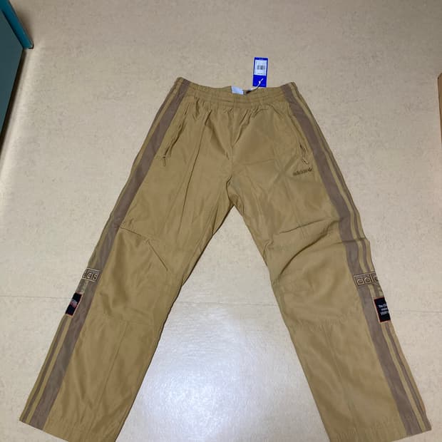 아디다스X미드웨스트키즈 트랙팬츠(M 새제품) 입니다. 