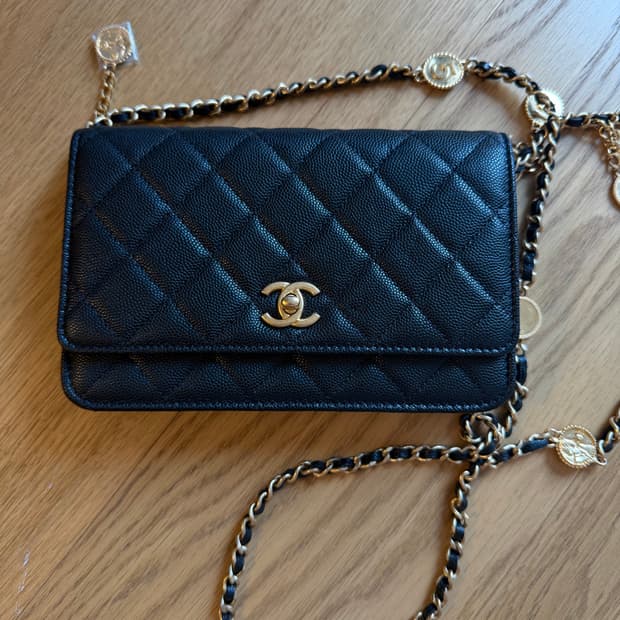 샤넬 클래식 캐비어 WOC 골드코인