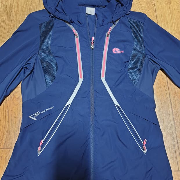 1058 네파 아웃도어 바람막이 90 사이즈입니다