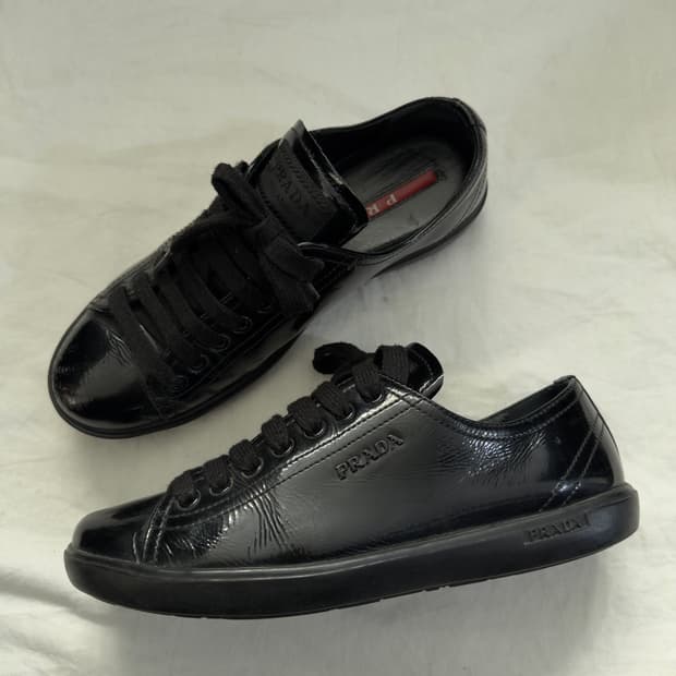 프라다스포츠 페이턴트레더 플랫스니커즈