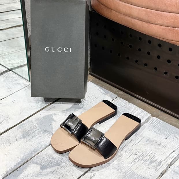 구찌 메탈 로고 레더 슬라이드 샌들