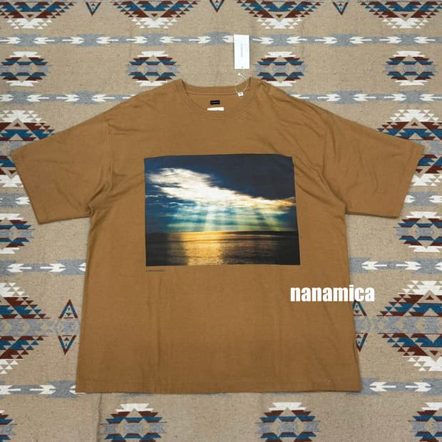 [L][105] 나나미카 포토 프린트 숏 슬리브 티셔츠 모카 