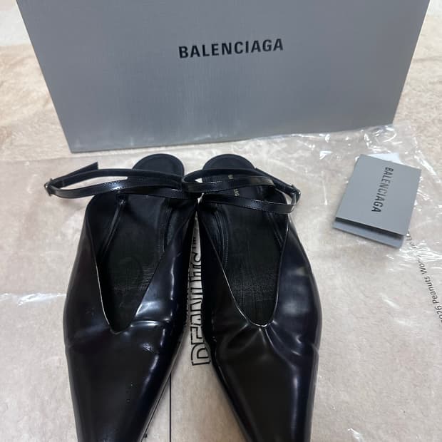 발렌시아가 스트랩 플랫 38